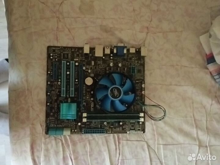 Материнская плата с процессором и памятью