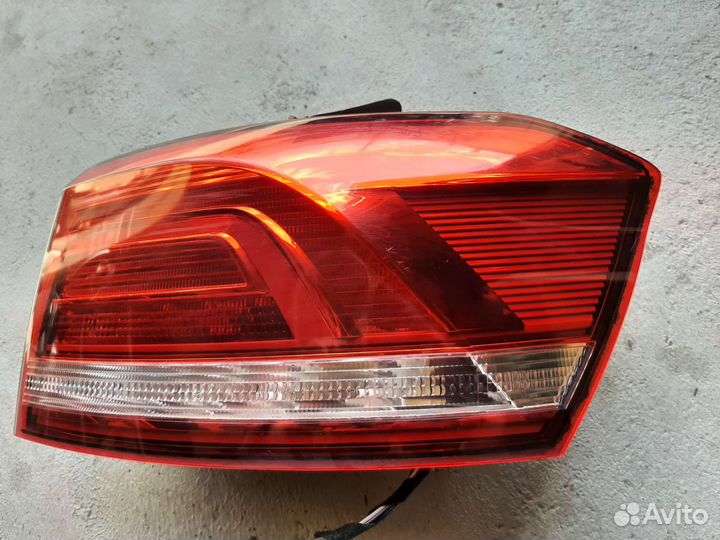 Фонарь задний правый универсал Passat B8