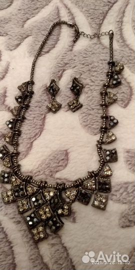 Колье и серьги стразы Сваровски серого цвета