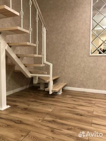 Лестница с площадкой на второй этаж