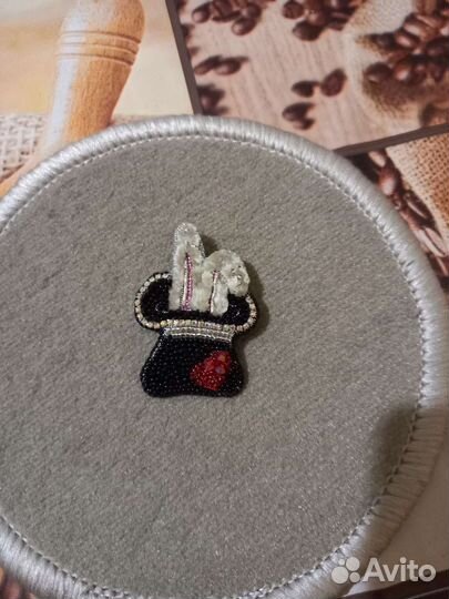 Брошь Шляпа волшебника с кроличьими ушами