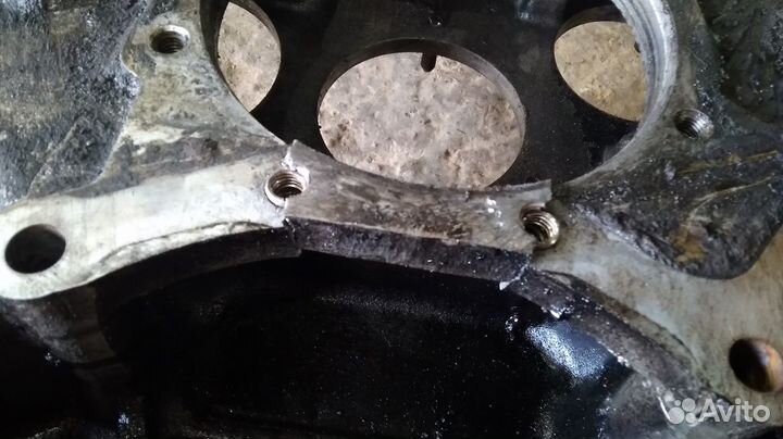 Крышка двигателя Giga (94) 10PD1 16.7d зад дефект