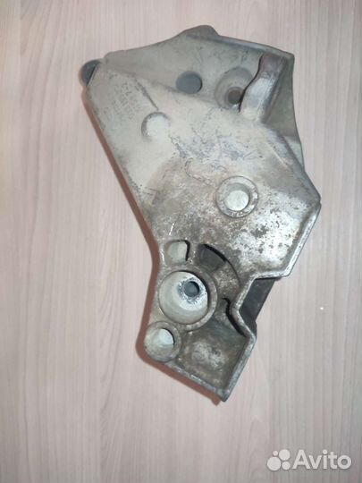 Кронштейн двигателя Volkswagen Golf 1.6