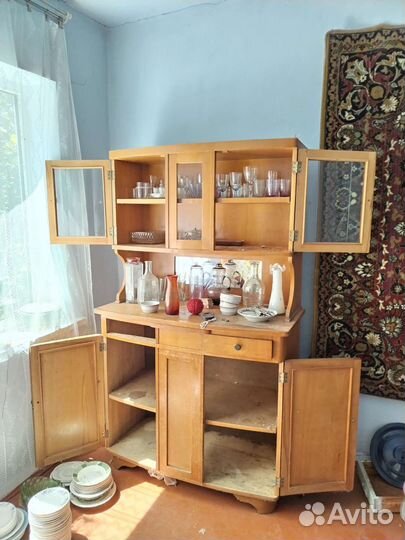 Старинный шкаф буфет