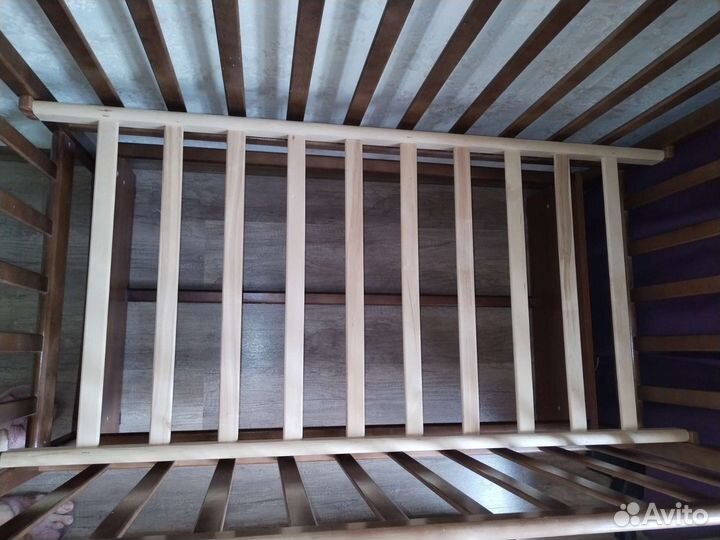 Детская кроватка с маятником