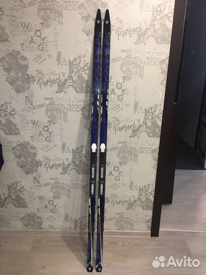 Лыжные ботинки и лыжи