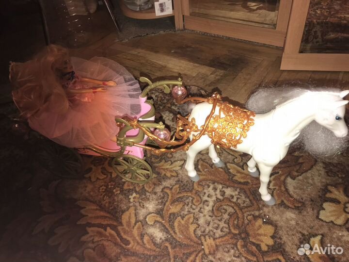 Карета с лошадью и много кукол