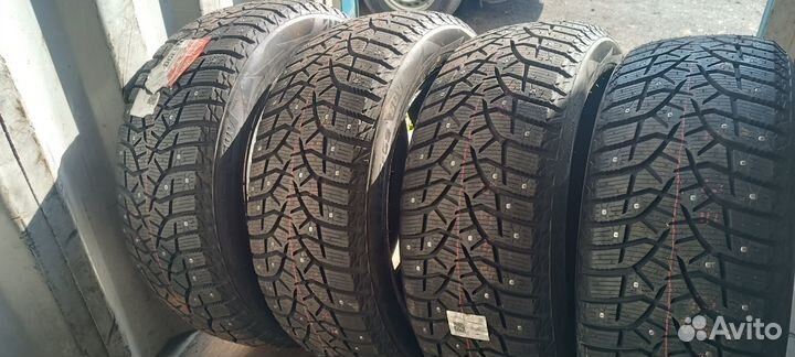 Bridgestone Blizzak Spike-02 SUV 235/55 R17