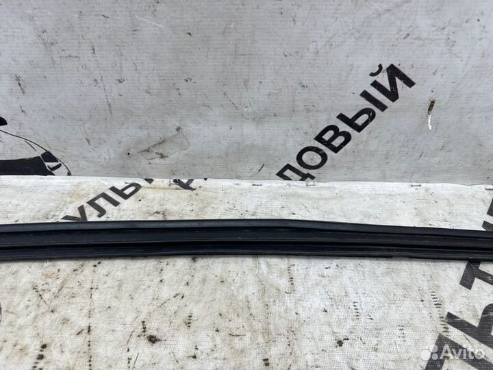 Уплотнитель двери передний левый Toyota Highlander