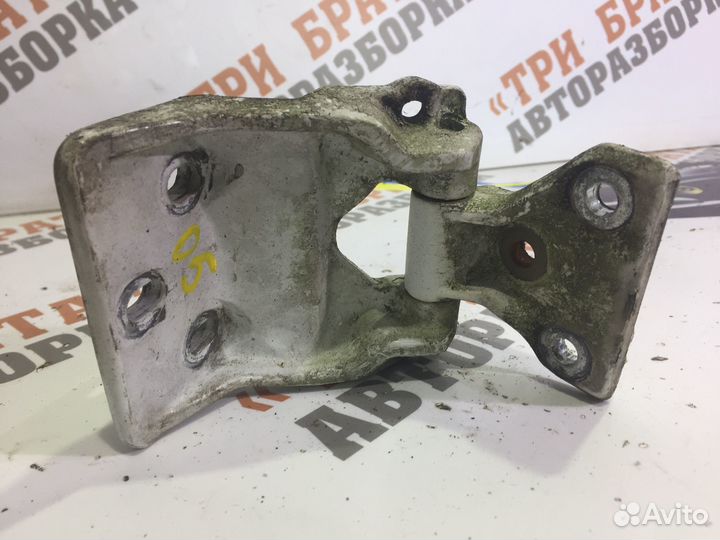 Петля двери передней левой Мерседес Vito 2000г