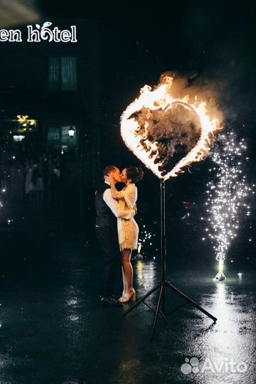 Тяжелый дым, дорожка из фонтанов, салют