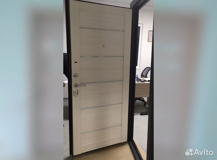 Входная дверь новая металлическая