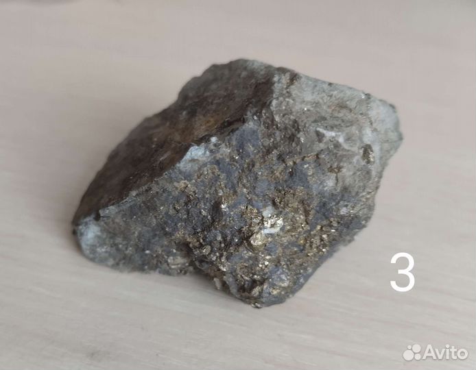 Пирит в горной породе