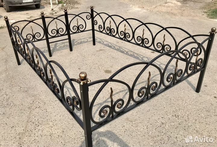 Оградка на кладбище