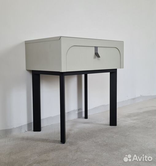 Тумба прикроватная новая, шпон дуба, эмаль