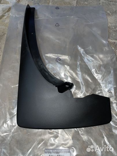 Брызговик Nissan 63851EB300 Navara левый передний