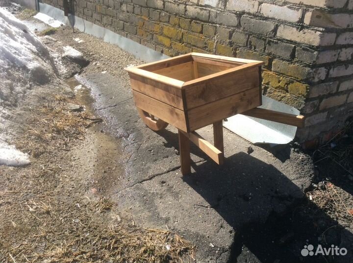 Кашпо садовое. Кадка для дачи. Тачка декоративная