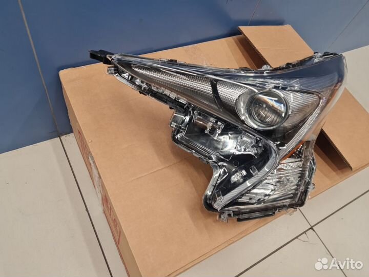 Фара левая Toyota Prius W50 2015