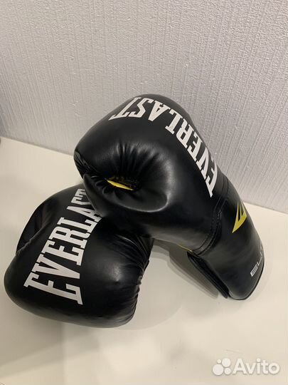 Боксерские перчатки everlast 10 oz