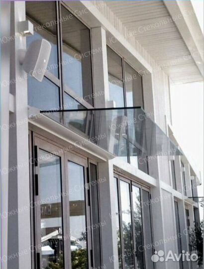 Стеклянный навес над крыльцом