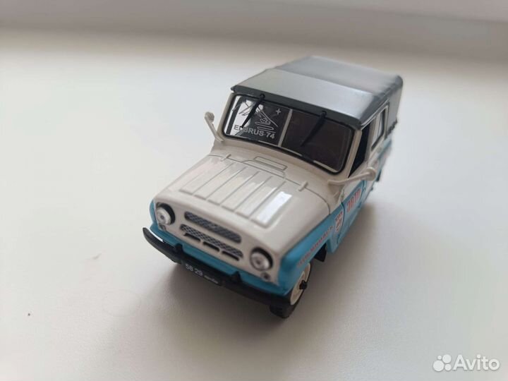 Модель автомобиля 1:43