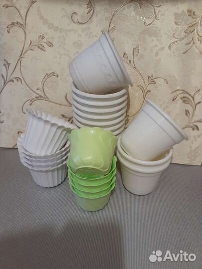 Горшки и лейка для цветов