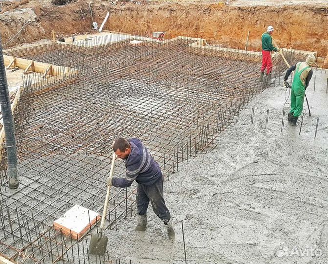 Заливаем отмостки и тропинки, строительная бригада