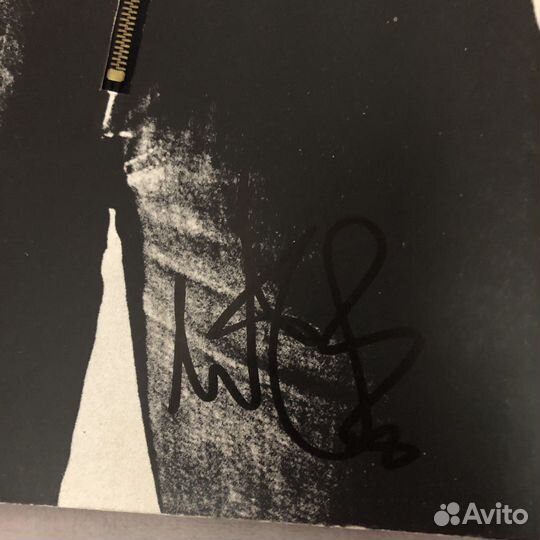 Автограф Чарли Уоттса на пластинке Sticky Fingers