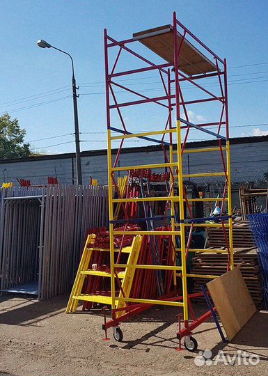 Вышка тура с винтами и колёсами