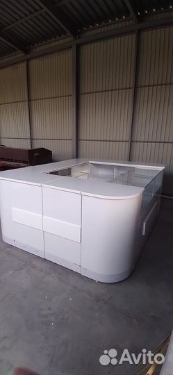 Торговая витрина/островок из лдсп белого цвета