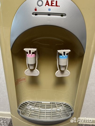 Кулер для воды напольный