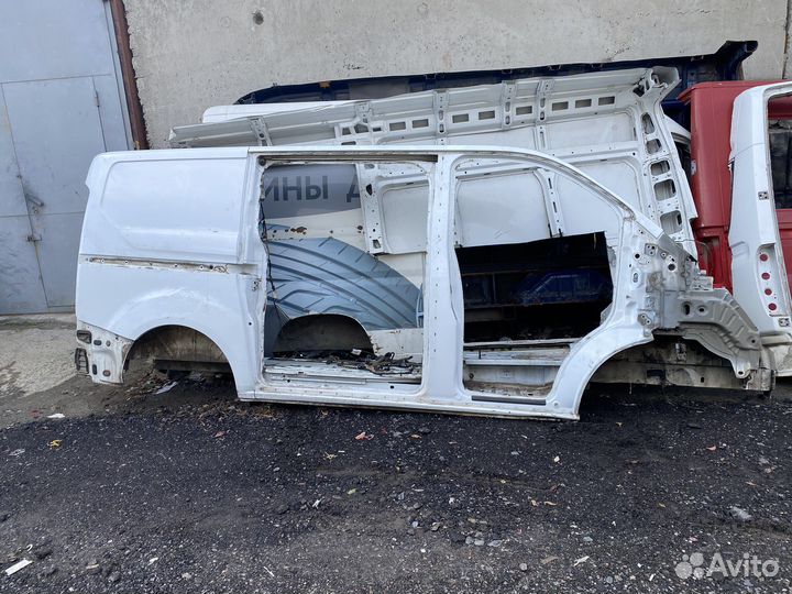Правый бок Ford Transit Tourneo Custom 12+