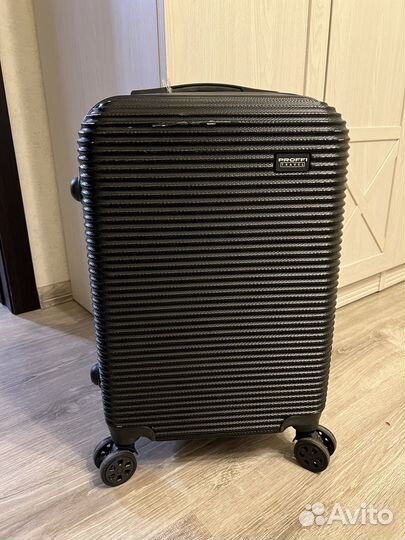 Чемодан на колесах размер s