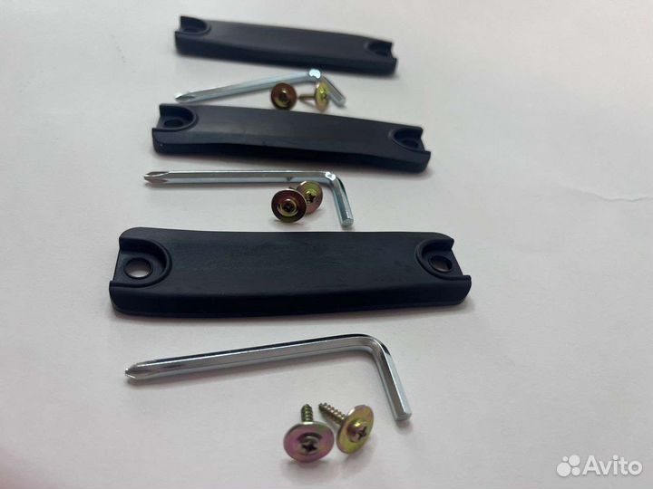 Резинка кнопки открытия багажника Toyota Avensis