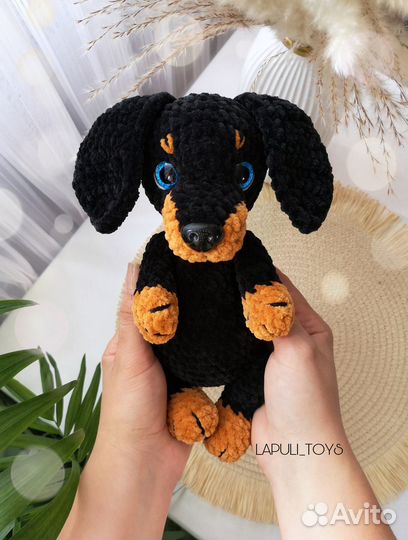 Вязаная игрушка такса. Игрушка собака