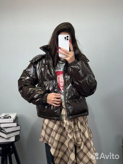 Короткая лакированная курка демисезонная