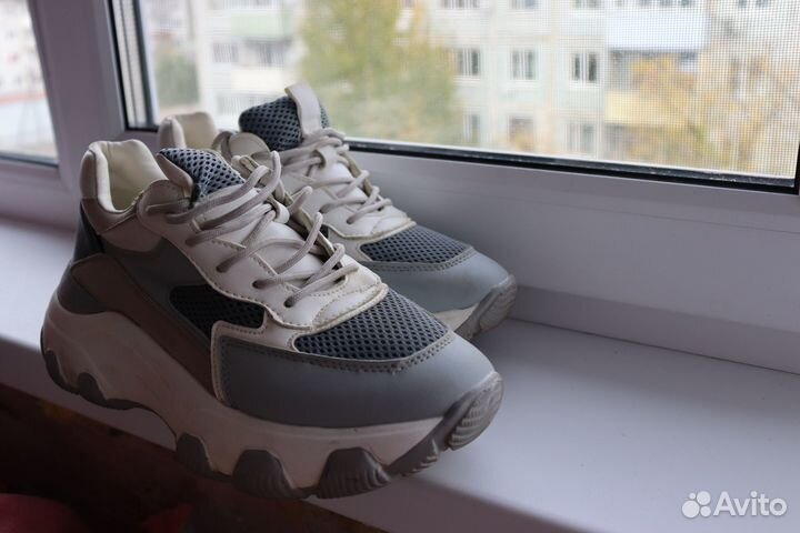 Кроссовки женские