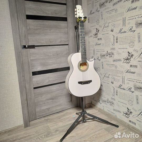 Гитара с широким грифом белого цвета