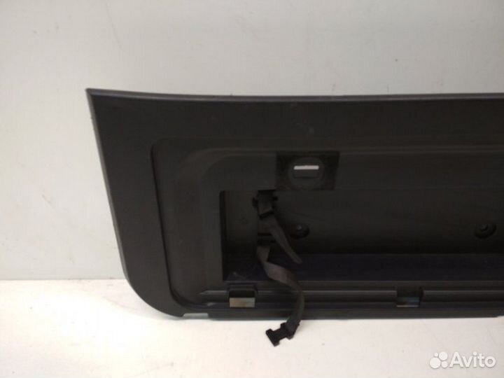 Обшивка крышки багажника задняя Toyota Land