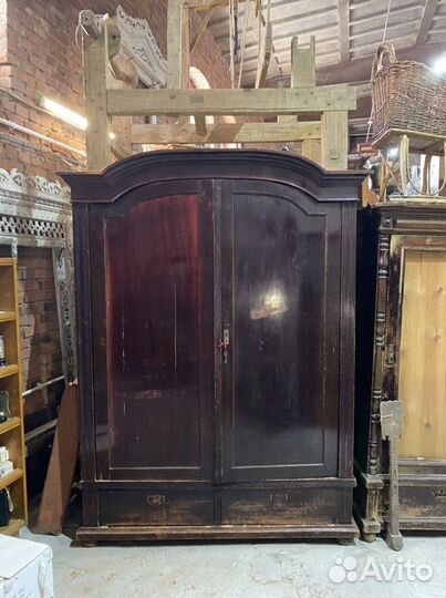Огромный Старинный Шкаф