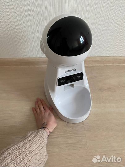 Автоматическая кормушка с камерой для животных