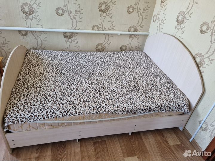 Кровать двухспальная с матрасом бу 140 200