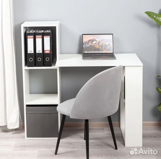 Рабочий стол с полками