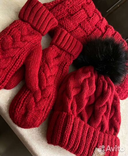 Зимний комплект из шапки, снуда и варежек