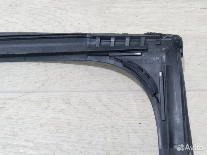 Уплотнитель стекла двери задний левый Lexus Gs