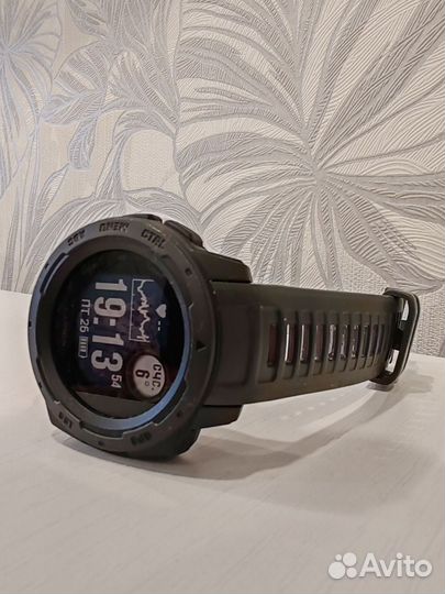 Часы Garmin instinct