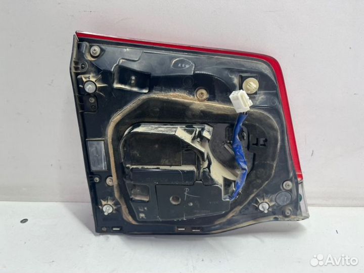 Фонарь внутренний задний правый Toyota Land