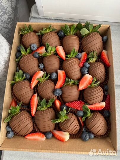 Композиции из клубники в шоколаде с цветами