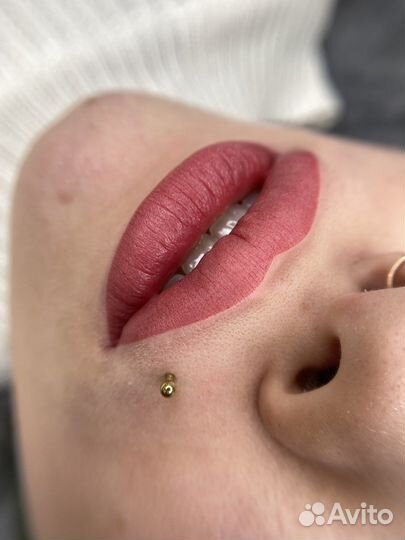 Модель на татуаж губ