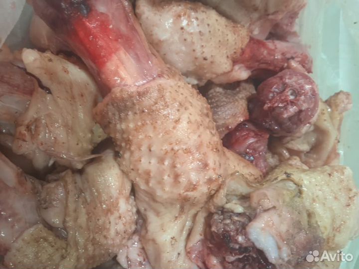 Куриные лапы, головы, кости, шеи